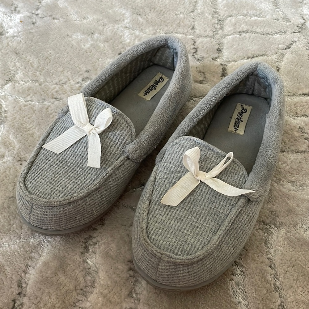 Deadfoams cozy comfort light gray slippers